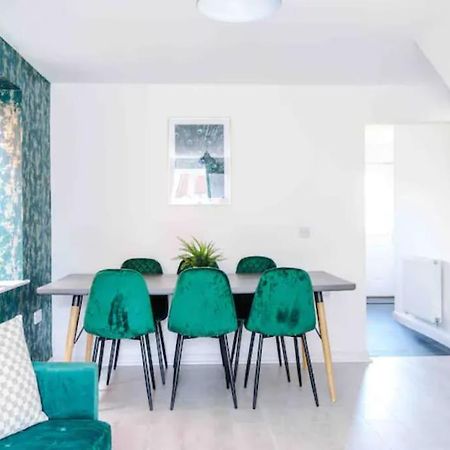 Spacious 5 Bedroom Home Hosted By Mcr Dens Manchester Esterno foto