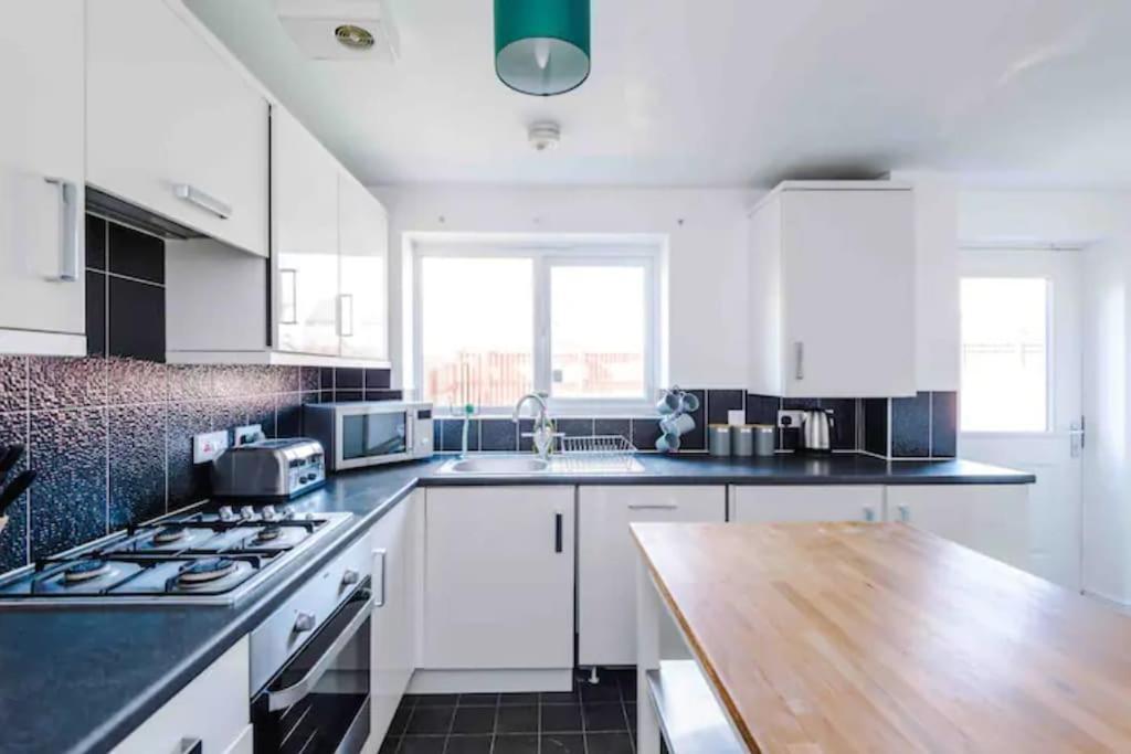Spacious 5 Bedroom Home Hosted By Mcr Dens Manchester Esterno foto