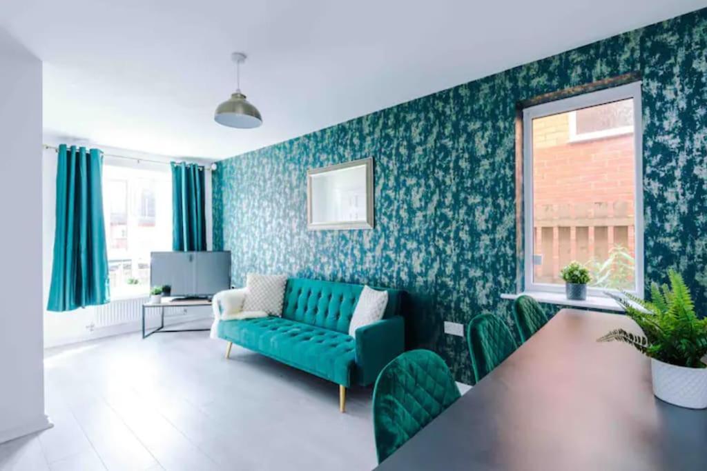 Spacious 5 Bedroom Home Hosted By Mcr Dens Manchester Esterno foto