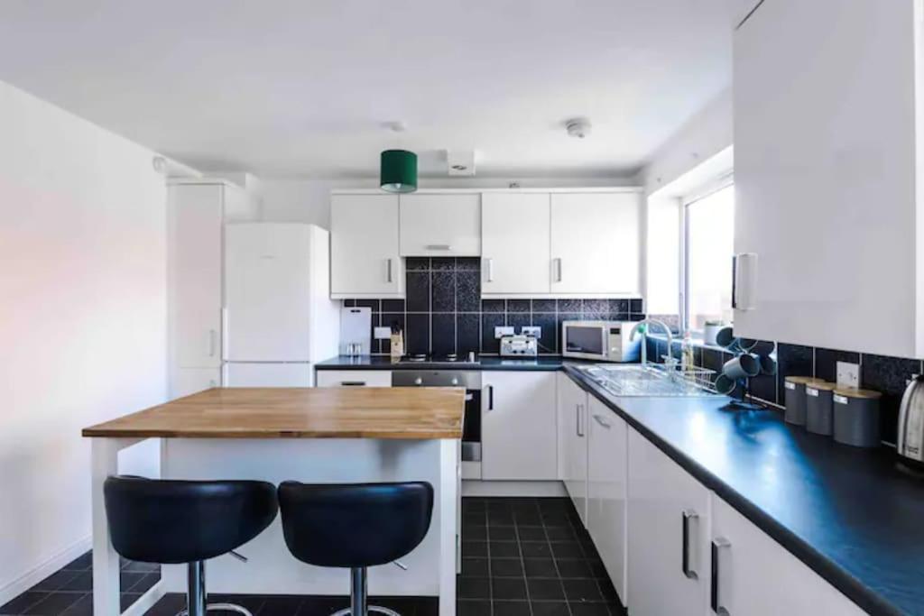 Spacious 5 Bedroom Home Hosted By Mcr Dens Manchester Esterno foto